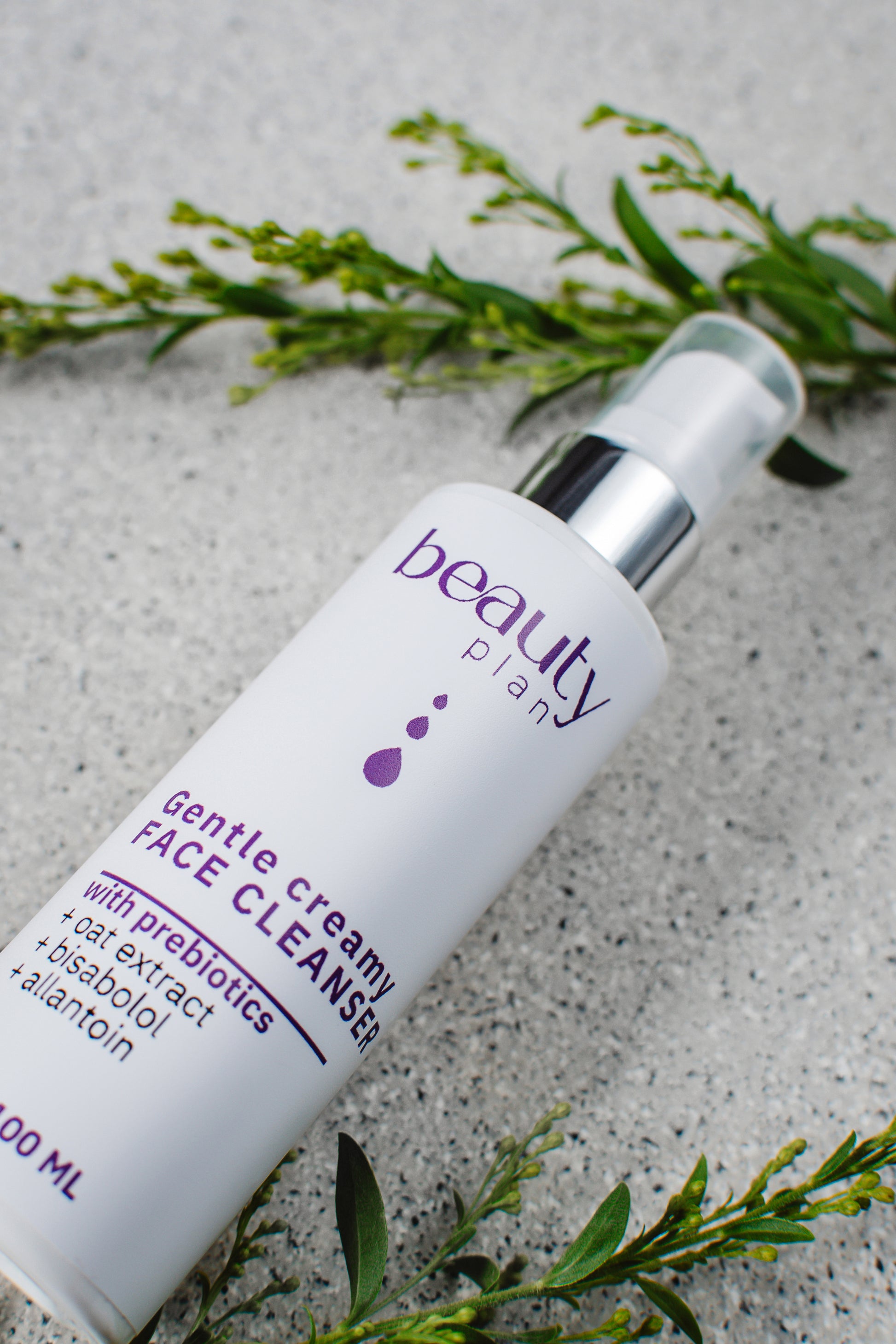 Veido valiklis jautriai ir sausai odai – kremiškas konsistencija