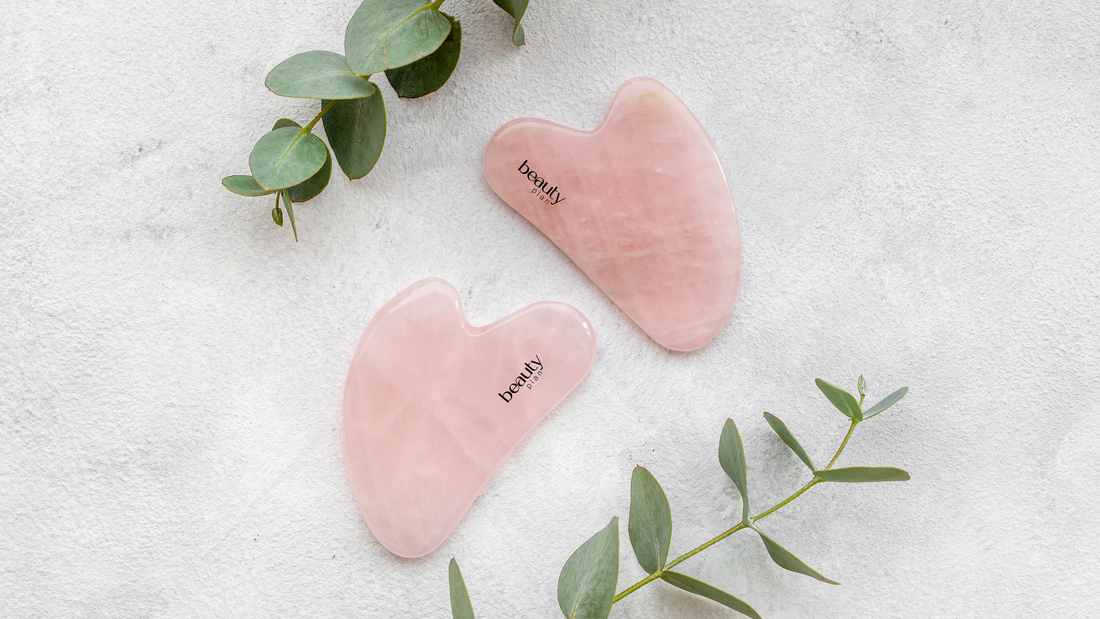 Gua Sha veido masažo technika – rožinio kvarco akmuo
