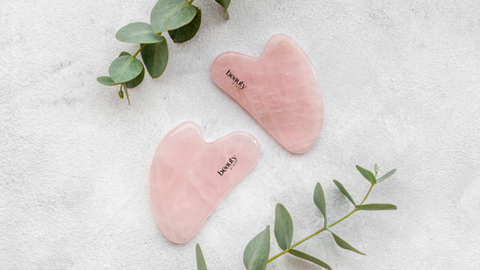 Gua Sha veido masažo technika – rožinio kvarco akmuo